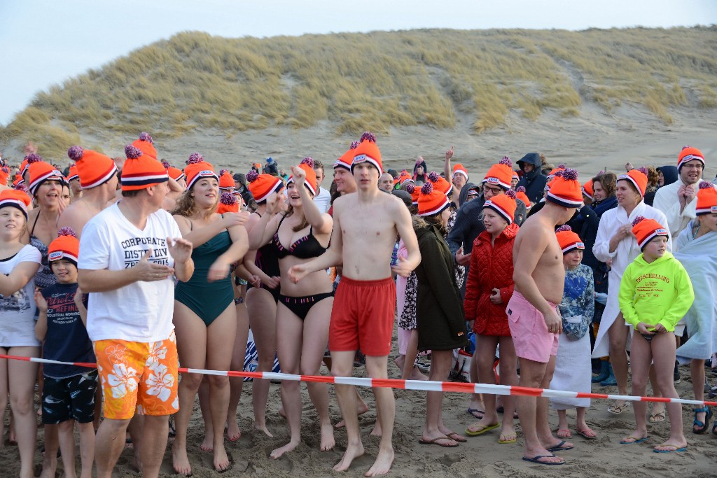 ../Images/Nieuwjaarsduik Nederzandt 2015 027.jpg